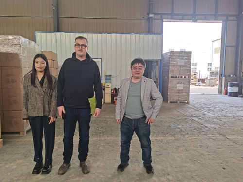 Latest company news about Amerikaanse klanten bezoeken de fabriek en onderhandelen over samenwerking.