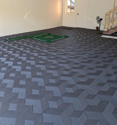 Met elkaar verbonden kunststof vloertegels voor garages